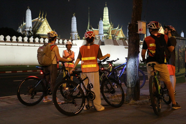 Bangkok: passeio noturno de bicicleta e jantar em um restaurante local