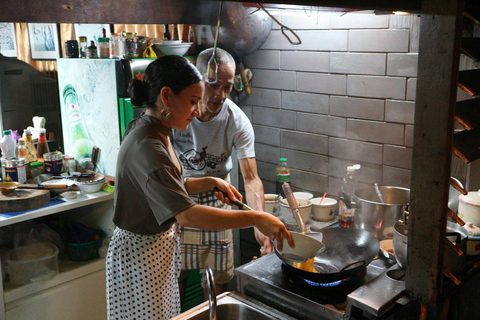 Bangkok: passeio noturno de bicicleta e jantar em um restaurante local