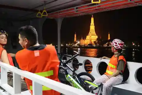 Bangkok: Nachtelijke fietstocht en diner in een lokaal restaurant