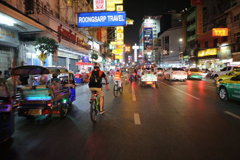 Bangkok: giro notturno in bicicletta e cena in un ristorante locale