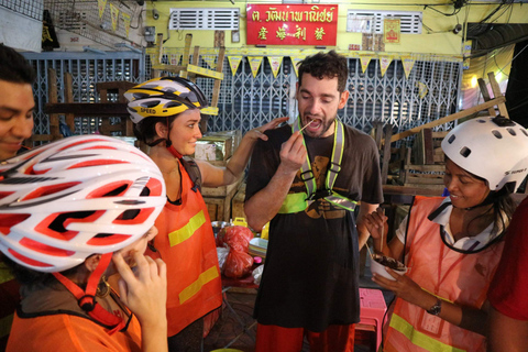 Bangkok: paseo nocturno en bicicleta y cena en un restaurante local