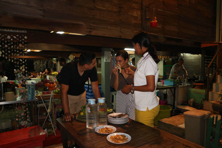 Bangkok: paseo nocturno en bicicleta y cena en un restaurante local