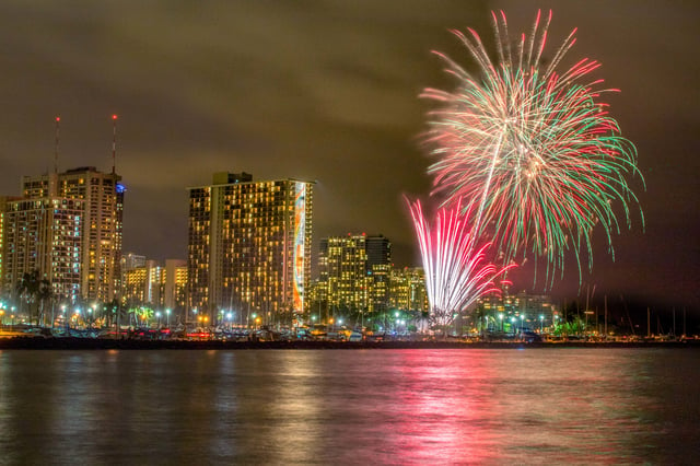 Oahu: Waikiki BYOB Crociera con fuochi d&#039;artificio del venerdì sera