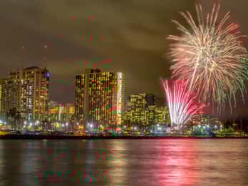 Waikiki: Freitagabend Bootsfahrt mit Feuerwerk & BYOB Waikiki: Freitagabend Bootsfahrt mit Feuerwerk & BYOB