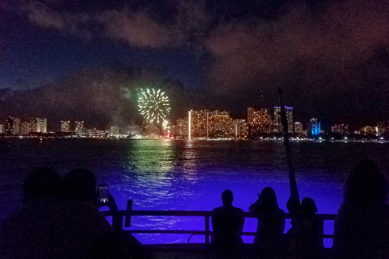 Oahu: Waikiki BYOB Crociera con fuochi d&#039;artificio del venerdì seraWaikiki: crociera BYOB dei fuochi d&#039;artificio del venerdì sera