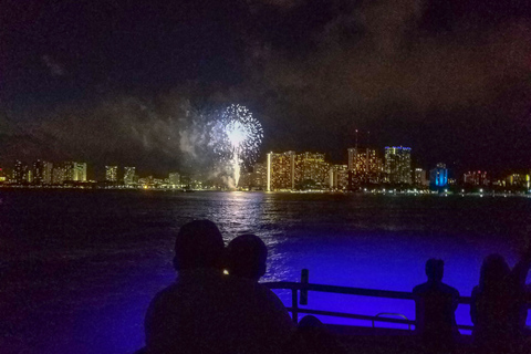 Oahu: Waikiki BYOB Crociera con fuochi d&#039;artificio del venerdì seraWaikiki: crociera BYOB dei fuochi d&#039;artificio del venerdì sera