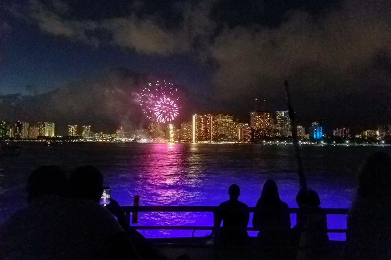 Oahu: Waikiki BYOB Crociera con fuochi d&#039;artificio del venerdì seraWaikiki: crociera BYOB dei fuochi d&#039;artificio del venerdì sera