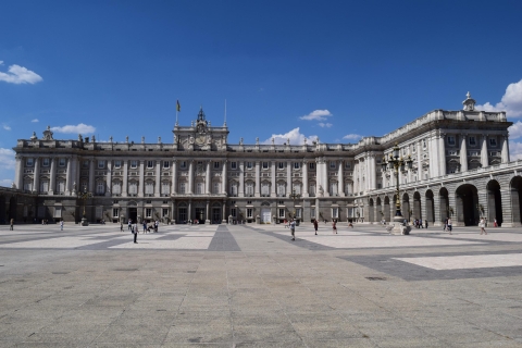Madrid: Früher Einlass & Tour ohne Anstehen im KönigspalastTour am Morgen auf Englisch