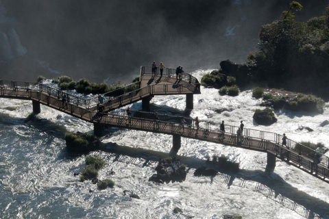 Wodospady Iguassu: Wycieczka z przewodnikiem i Safari Macuco na łodziach pontonowychWycieczka z przewodnikiem po wodospadach Iguassu: Odbiór z hoteli w Brazylii