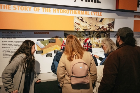 Londyn: Odkrywanie dinozaurów w Muzeum Historii NaturalnejMuzeum Historii Naturalnej wycieczka po hiszpańsku