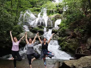 Asheville: Epische Morgen-Wasserfall-Yoga-Wanderung Asheville: Epische Morgen-Wasserfall-Yoga-Wanderung