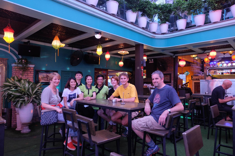 Saigon: Night Craft Beer och Street Food Tour med VespaZonerna 1, 3 och 5