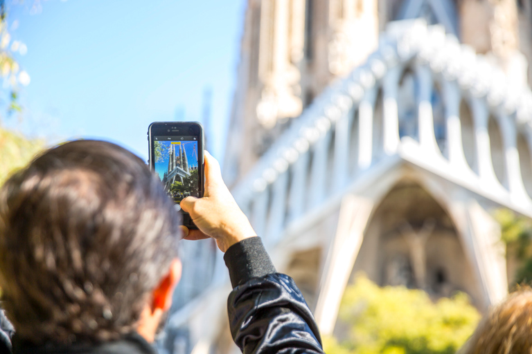 Sagrada Familia z wieżami i parkiem Güell Skip-the-line TourSagrada Familia i Park Güell: 5-godzinna wycieczka bez kolejki