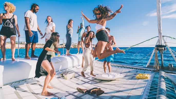 san antonio catamaran au coucher du soleil avec open bar