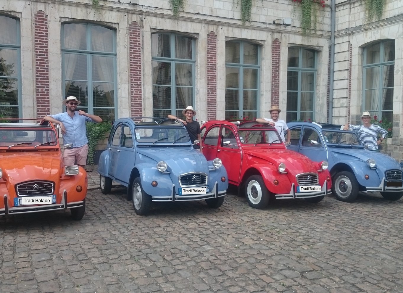 Lille køretur i konvertibel Citroen 2CV