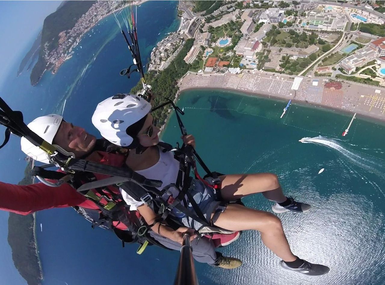 Budva: Tandem-Paragliding-Flug über die Küste von Bečići