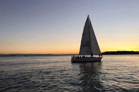 rejs trzydaniowym obiadem w auckland harbor z drinkiem powitalnym