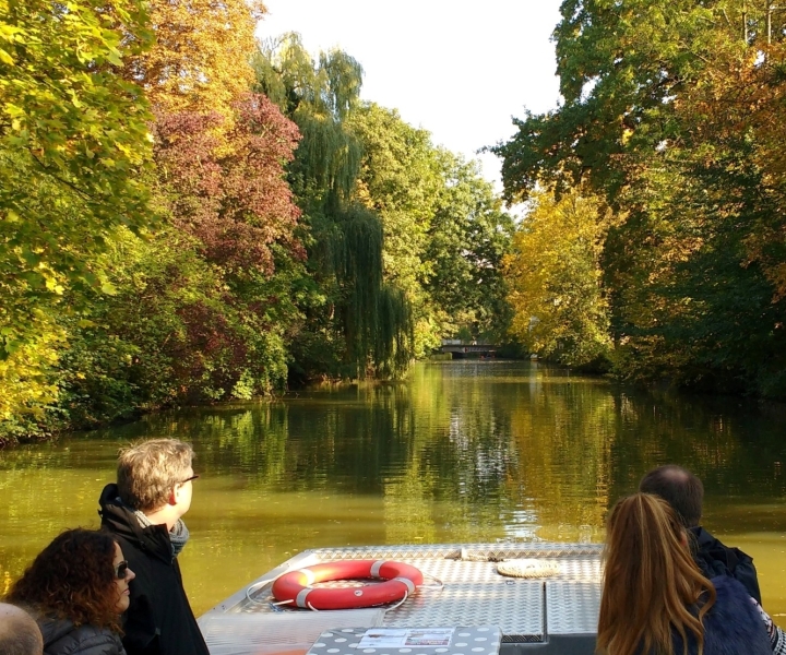 Leipzig: excursão turística pelo canal da história da cidade em um barco a motor