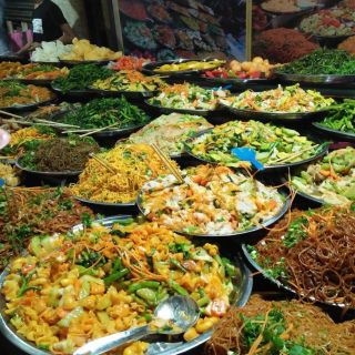 Luang Prabang: 4-Hour Vegetarian Food Tour on a Tuk-Tuk