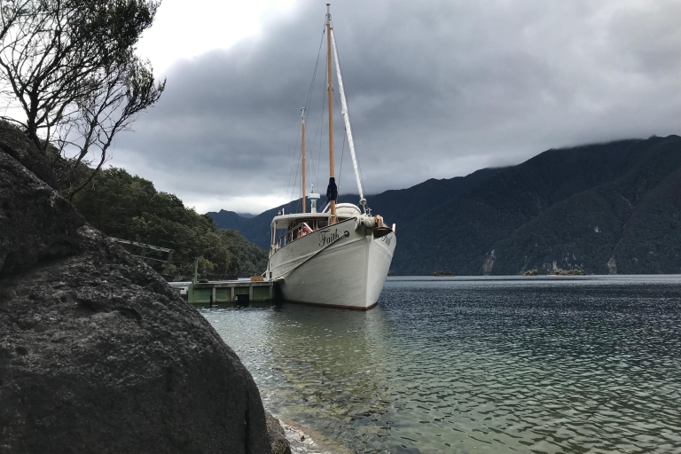 Lake Te Anau: 3-Hour Boat Cruise with Guided Walk