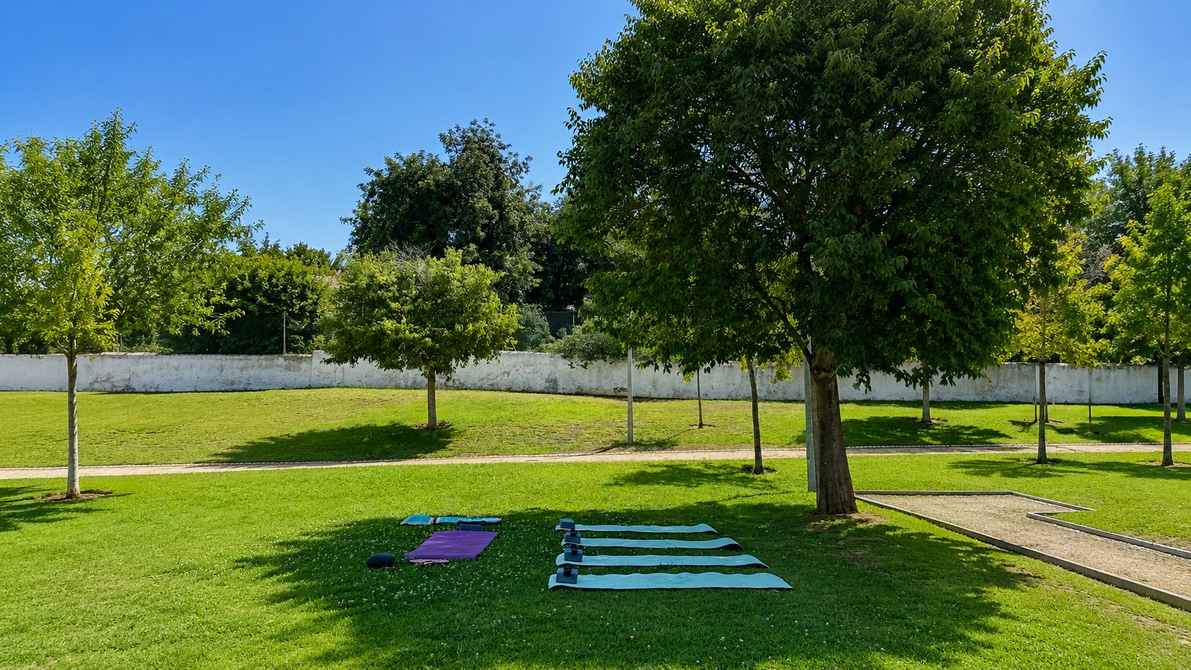 Tavira: Outdoor-Yoga & Klangbad unter den Bäumen