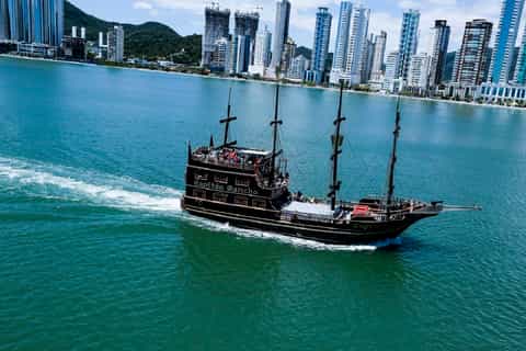 Balneário Camboriú: Pirate Boat Bay Cruise to Unipraias Park