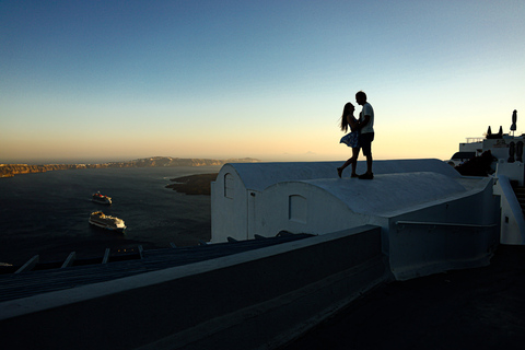 Santorini: fotoshoot met een privé-vakantiefotograaf90 minuten + 45 foto's op 2 locaties