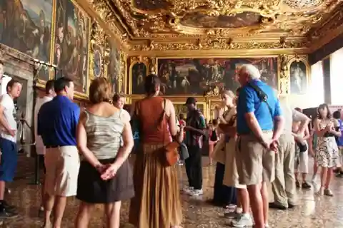 Gå rundt i Dogepaladsets sale på en guidet tur i Venedig
