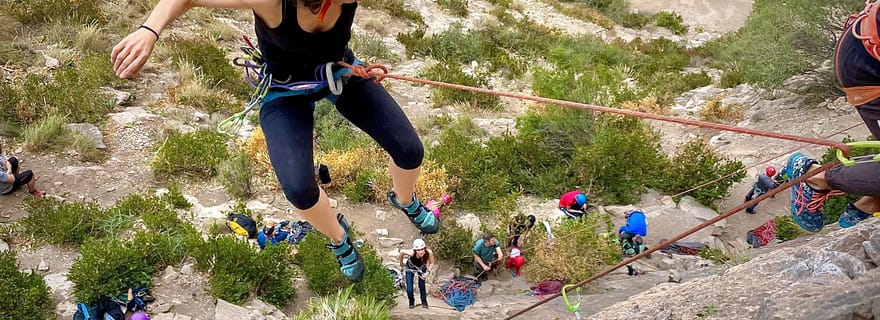 Grenade : cours d'assurage dans une falaise d'escalade
