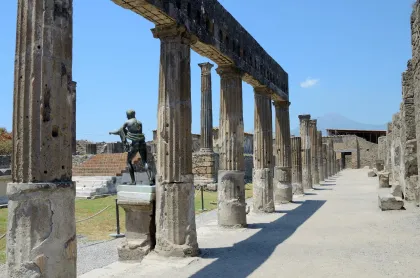Ab Neapel: Pompeji und Sorrent-Tour im Luxusfahrzeug