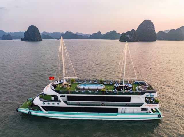 Ha Long Bay: Day Trip by 5 star Cruise, Kayaking & Swimming
