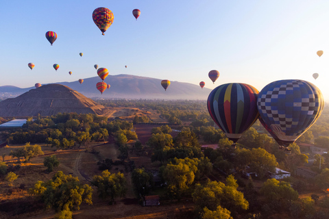 Mexiko-Stadt: Ballonflug + Frühstück + Pyramiden-TourHeißluftballonflug + Frühstück + Tour + Abholung von CDMX