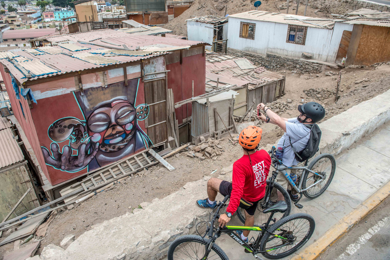 Lima privée: visite à vélo de la ville et de la côte avec un localLima: visite à vélo de la ville et de la côte avec un local