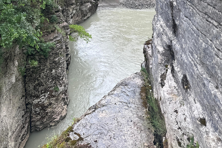 Berat: Viagem de 1 dia ao Canyon Osum e à Cachoeira BogoveBerat: Viagem de 1 dia ao Canyon Osum e à Cascata Bogove