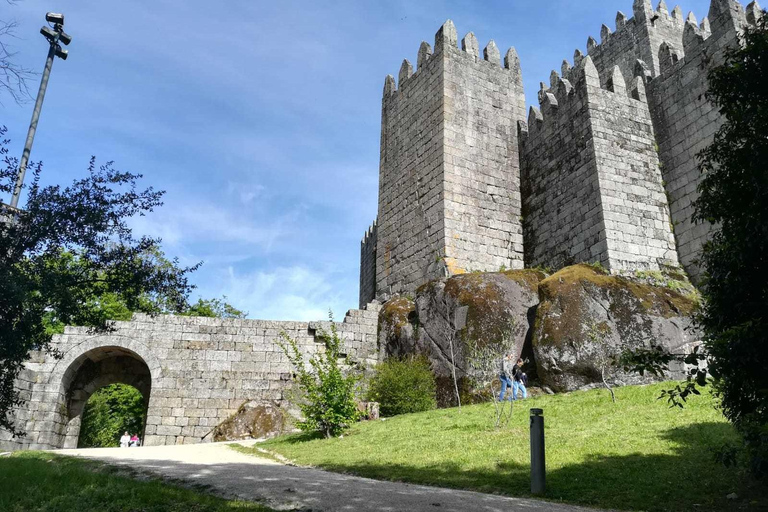 Desde Oporto: tour de día a Braga y Guimarães con almuerzoVisita en grupo y comida sin recogida