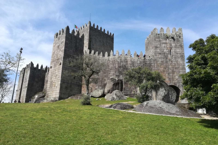 Desde Oporto: tour de día a Braga y Guimarães con almuerzoVisita en grupo y comida sin recogida