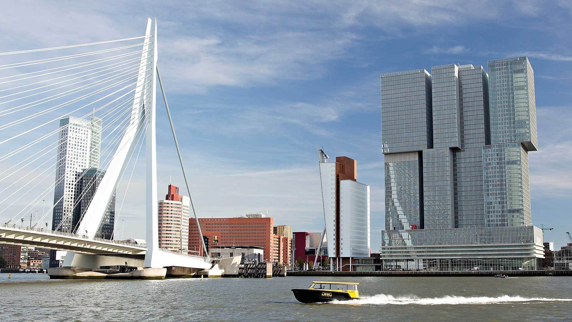 Rotterdam: De Rotterdam, Cube Houses, Watertaxi und Markthal