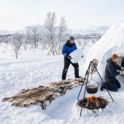 Kiruna : construction d'igloo, raquettes et déjeuner