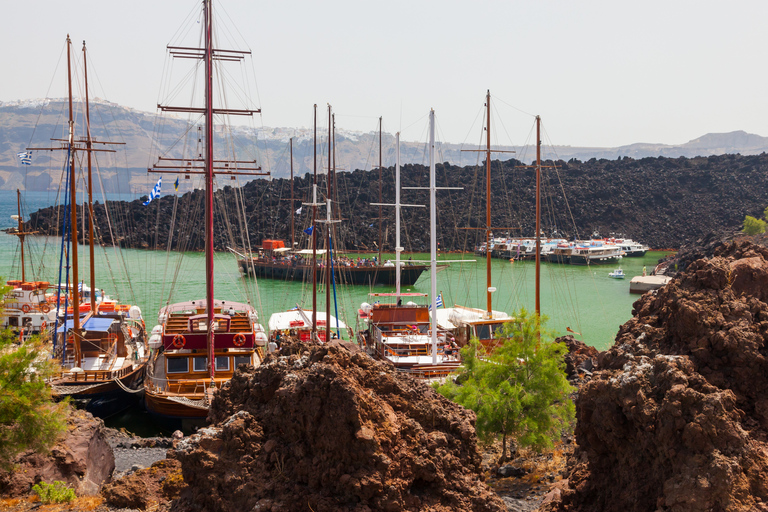 Volcán de Santorini e isla de ThirasiaVolcán de Santorini y Thirasia: crucero por la mañana