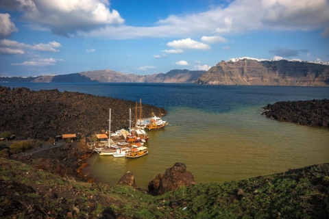 Volcán de Santorini e isla de ThirasiaVolcán de Santorini y Thirasia: crucero por la mañana