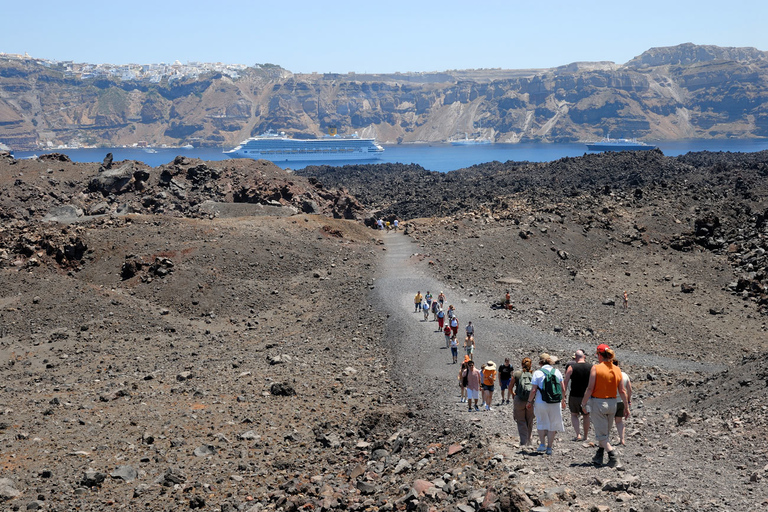 Volcán de Santorini e isla de ThirasiaVolcán de Santorini y Thirasia: crucero por la mañana