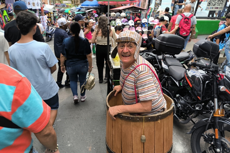 Medellin: Comuna 13, prawdziwa historia i wycieczka MetrocableComuna 13: Prawdziwa historia, lokalne jedzenie i wycieczka kulinarna Metrocable
