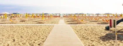 Riccione: 71 Strand mit Sonnenschirm, Sonnenliege und Aperitif