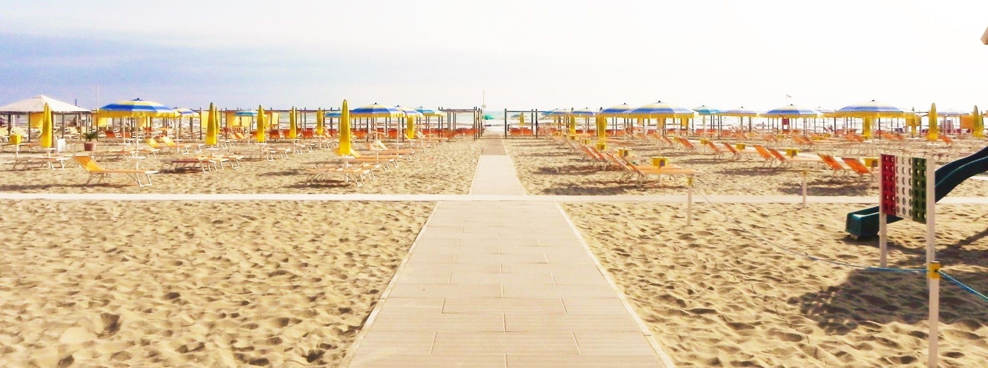 Riccione: Strand 71 mit Sonnenschirm, Sonnenliege & Aperitif