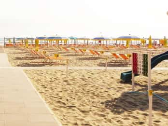 Riccione: 71 Spiaggia con ombrellone, lettino e aperitivo