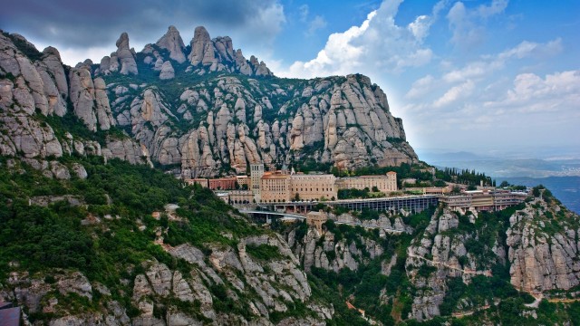 Visit Montserrat Morning or Afternoon Half-Day Trip with Pickup in Barcelona e Montserrat