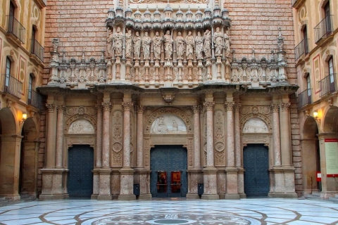 Barcelona: día completo de Sagrada Familia y Montserrat con recogidaTour en grupo pequeño - Inglés