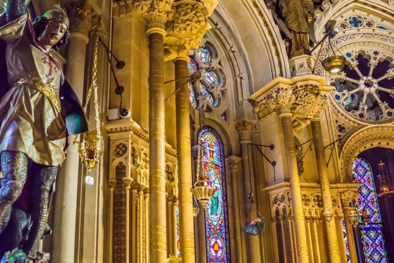 Barcelona: día completo de Sagrada Familia y Montserrat con recogidaTour en grupo pequeño - Inglés