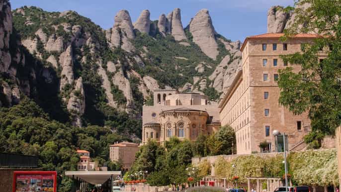 barcelona sagrada familia montserrat fullday with pickup