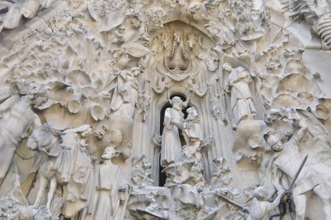 Barcelona: día completo de Sagrada Familia y Montserrat con recogidaTour en grupo pequeño - Español